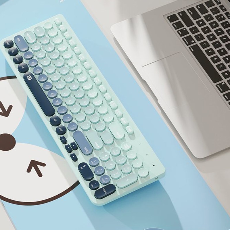 Quali sono i vantaggi dell'utilizzo di una tastiera wireless Bluetooth e set di mouse?